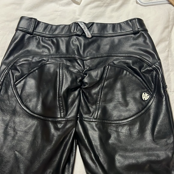 Pleather leggings super comfortable almost brand new worn a couple times - Picture 5 of 7